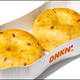小纸板托盘中的dunkin'omelet叮咬